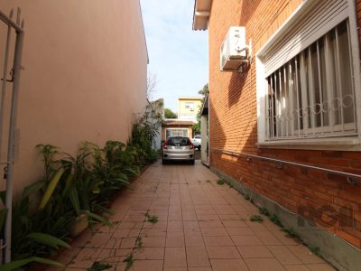 Casa à venda com 240m², 4 quartos, 1 suíte, 3 vagas no bairro Partenon em Porto Alegre - Foto 3