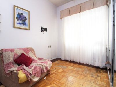 Casa à venda com 240m², 4 quartos, 1 suíte, 3 vagas no bairro Partenon em Porto Alegre - Foto 10