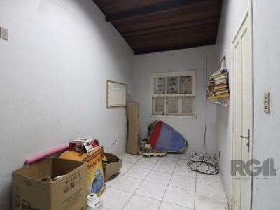 Casa à venda com 240m², 4 quartos, 1 suíte, 3 vagas no bairro Partenon em Porto Alegre - Foto 35