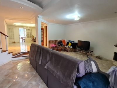 Casa à venda com 378m², 3 quartos, 1 suíte, 4 vagas no bairro Jardim Itu em Porto Alegre - Foto 2