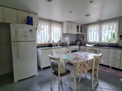 Casa à venda com 378m², 3 quartos, 1 suíte, 4 vagas no bairro Jardim Itu em Porto Alegre - Foto 6