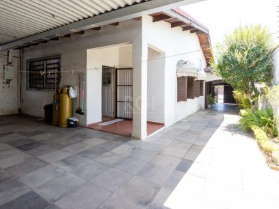 Casa à venda com 165m², 3 quartos, 1 suíte, 3 vagas no bairro Medianeira em Porto Alegre - Foto 29