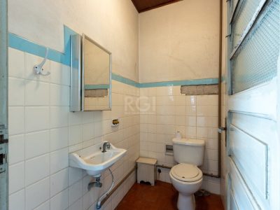 Casa à venda com 165m², 3 quartos, 1 suíte, 3 vagas no bairro Medianeira em Porto Alegre - Foto 31