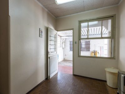 Casa à venda com 165m², 3 quartos, 1 suíte, 3 vagas no bairro Medianeira em Porto Alegre - Foto 33