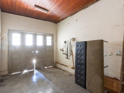 Casa à venda com 165m², 3 quartos, 1 suíte, 3 vagas no bairro Medianeira em Porto Alegre - Foto 37