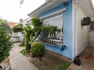 Casa à venda com 126m², 3 quartos, 5 vagas no bairro Azenha em Porto Alegre - Foto 2