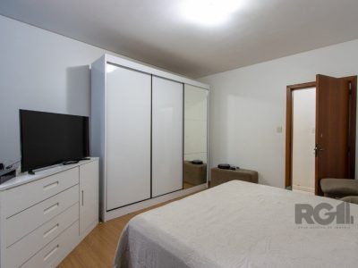 Casa à venda com 126m², 3 quartos, 5 vagas no bairro Azenha em Porto Alegre - Foto 12