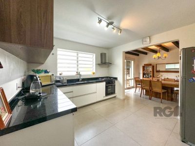 Casa à venda com 260m², 3 quartos, 1 suíte, 4 vagas no bairro Ipanema em Porto Alegre - Foto 10