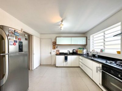 Casa à venda com 260m², 3 quartos, 1 suíte, 4 vagas no bairro Ipanema em Porto Alegre - Foto 8