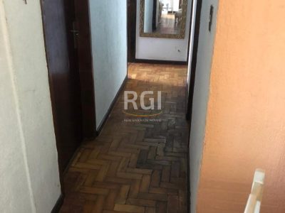 Casa à venda com 143m², 3 quartos, 2 vagas no bairro Medianeira em Porto Alegre - Foto 4