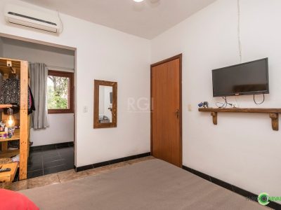 Casa à venda com 168m², 3 quartos, 1 suíte, 3 vagas no bairro Medianeira em Porto Alegre - Foto 10