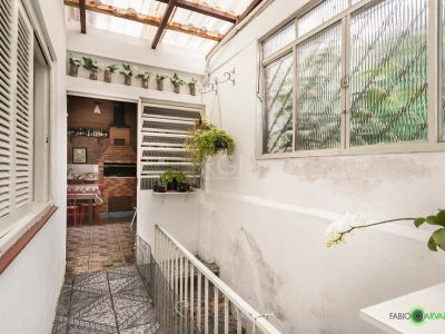 Casa à venda com 168m², 3 quartos, 1 suíte, 3 vagas no bairro Medianeira em Porto Alegre - Foto 31