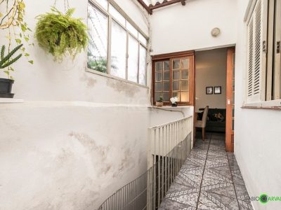 Casa à venda com 168m², 3 quartos, 1 suíte, 3 vagas no bairro Medianeira em Porto Alegre - Foto 38