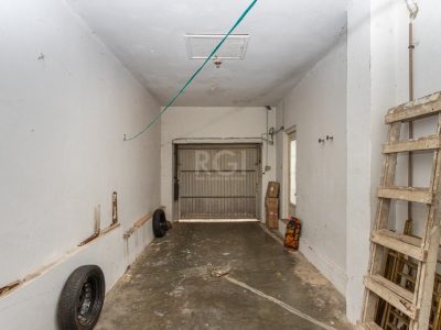 Casa à venda com 285m², 3 quartos, 1 suíte, 3 vagas no bairro Petrópolis em Porto Alegre - Foto 37