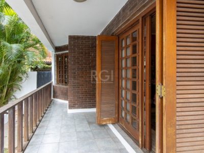 Casa à venda com 250m², 5 quartos, 2 suítes, 6 vagas no bairro Tristeza em Porto Alegre - Foto 12