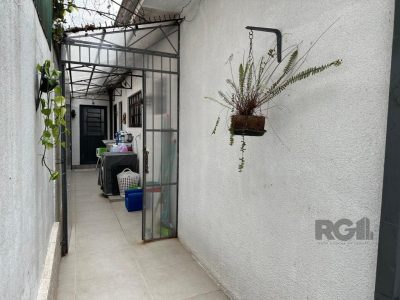 Casa à venda com 260m², 3 quartos, 2 vagas no bairro Medianeira em Porto Alegre - Foto 22