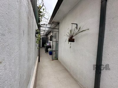 Casa à venda com 260m², 3 quartos, 2 vagas no bairro Medianeira em Porto Alegre - Foto 20