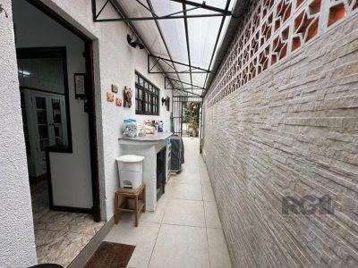 Casa à venda com 260m², 3 quartos, 2 vagas no bairro Medianeira em Porto Alegre - Foto 23