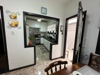 Casa à venda com 260m², 3 quartos, 2 vagas no bairro Medianeira em Porto Alegre - Foto 25