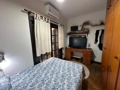 Casa à venda com 260m², 3 quartos, 2 vagas no bairro Medianeira em Porto Alegre - Foto 31