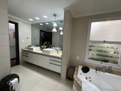 Casa à venda com 260m², 3 quartos, 2 vagas no bairro Medianeira em Porto Alegre - Foto 7