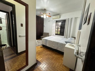 Casa à venda com 260m², 3 quartos, 2 vagas no bairro Medianeira em Porto Alegre - Foto 33