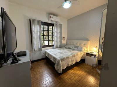 Casa à venda com 260m², 3 quartos, 2 vagas no bairro Medianeira em Porto Alegre - Foto 38