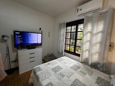 Casa à venda com 260m², 3 quartos, 2 vagas no bairro Medianeira em Porto Alegre - Foto 41