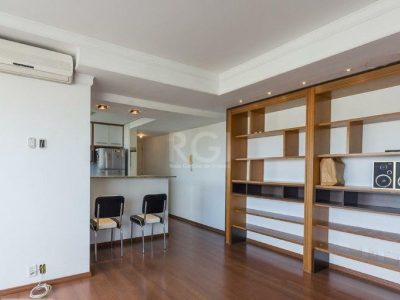 Apartamento à venda com 89m², 2 quartos, 1 suíte, 2 vagas no bairro Moinhos de Vento em Porto Alegre - Foto 4