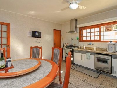 Casa à venda com 205m², 3 quartos, 1 suíte, 3 vagas no bairro Tristeza em Porto Alegre - Foto 5