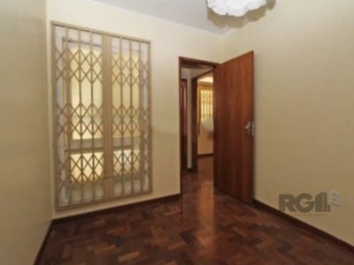 Casa à venda com 238m², 5 quartos, 1 suíte, 4 vagas no bairro Vila Ipiranga em Porto Alegre - Foto 2