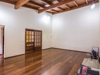 Casa à venda com 309m², 3 quartos, 1 suíte, 3 vagas no bairro Medianeira em Porto Alegre - Foto 11