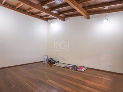 Casa à venda com 309m², 3 quartos, 1 suíte, 3 vagas no bairro Medianeira em Porto Alegre - Foto 12