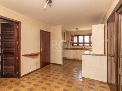 Casa à venda com 319m², 3 quartos, 1 suíte, 2 vagas no bairro Vila Ipiranga em Porto Alegre - Foto 22