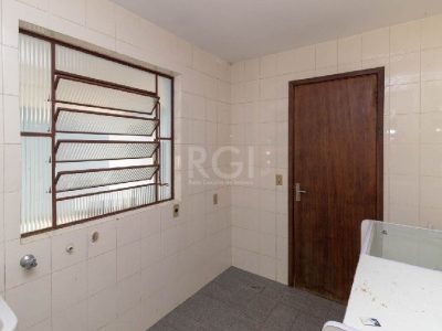 Casa à venda com 319m², 3 quartos, 1 suíte, 2 vagas no bairro Vila Ipiranga em Porto Alegre - Foto 39