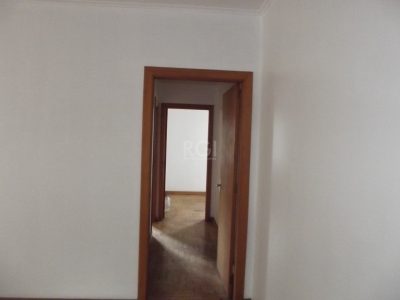 Apartamento à venda com 73m², 2 quartos no bairro Medianeira em Porto Alegre - Foto 3