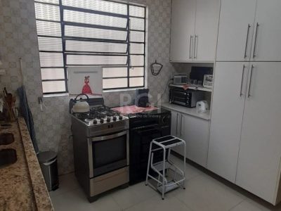 Casa à venda com 250m², 3 quartos, 1 suíte, 3 vagas no bairro Chácara das Pedras em Porto Alegre - Foto 14