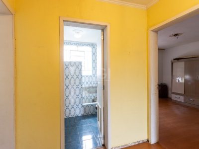 Casa à venda com 273m², 4 quartos, 1 suíte, 3 vagas no bairro Medianeira em Porto Alegre - Foto 18