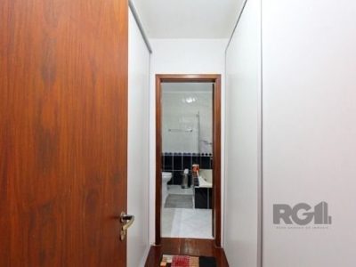 Casa à venda com 240m², 4 quartos, 2 suítes, 4 vagas no bairro Ipanema em Porto Alegre - Foto 17