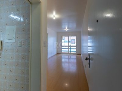 Apartamento à venda com 68m², 2 quartos, 1 vaga no bairro Passo d'Areia em Porto Alegre - Foto 2