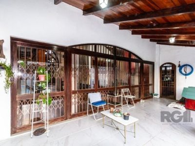 Casa à venda com 303m², 4 quartos, 1 suíte, 2 vagas no bairro Santo Antônio em Porto Alegre - Foto 25