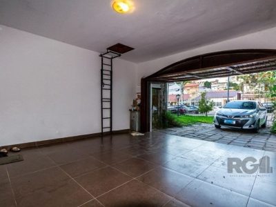 Casa à venda com 303m², 4 quartos, 1 suíte, 2 vagas no bairro Santo Antônio em Porto Alegre - Foto 31