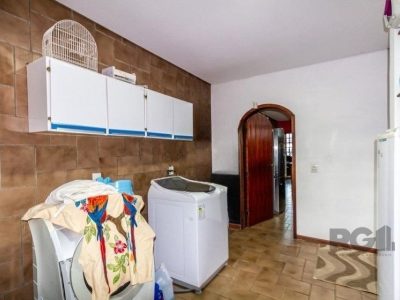 Casa à venda com 303m², 4 quartos, 1 suíte, 2 vagas no bairro Santo Antônio em Porto Alegre - Foto 20