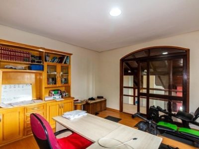 Casa à venda com 303m², 4 quartos, 1 suíte, 2 vagas no bairro Santo Antônio em Porto Alegre - Foto 9