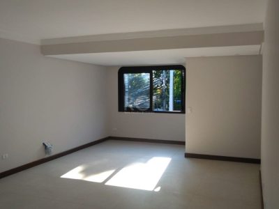 Casa à venda com 204m², 4 quartos, 1 suíte, 2 vagas no bairro Cristal em Porto Alegre - Foto 4