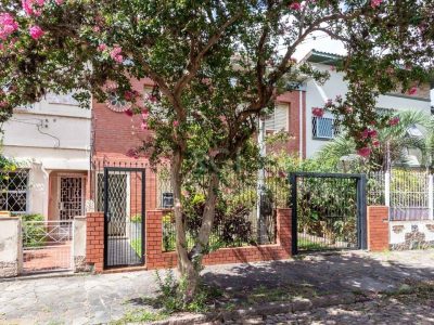 Casa à venda com 118m², 2 quartos, 2 vagas no bairro Medianeira em Porto Alegre - Foto 2