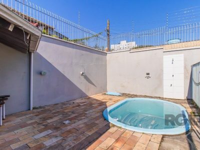 Casa à venda com 351m², 4 quartos, 3 suítes, 3 vagas no bairro Santo Antônio em Porto Alegre - Foto 26