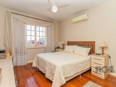 Casa à venda com 351m², 4 quartos, 3 suítes, 3 vagas no bairro Santo Antônio em Porto Alegre - Foto 36