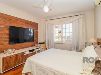 Casa à venda com 351m², 4 quartos, 3 suítes, 3 vagas no bairro Santo Antônio em Porto Alegre - Foto 37