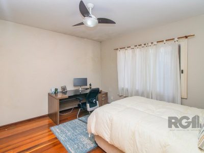 Casa à venda com 351m², 4 quartos, 3 suítes, 3 vagas no bairro Santo Antônio em Porto Alegre - Foto 41